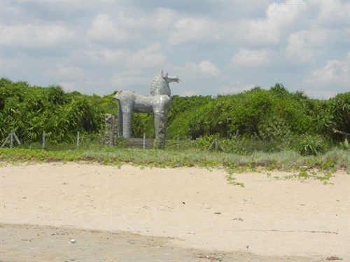 scultura sulla spiaggia
